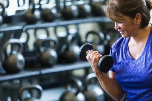 "تعيد شباب الدماغ وتبطئ الشيخوخة".. دراسة تكشف  فوائد غير متوقعة لرفع الأثقال