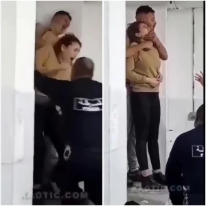 بالفيديو .. شاب يقتحم منزل فتاة ويهددها بالسكين بعد رفضها الارتباط به.. وردة فعل رجال الشرطة!