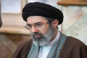 تقارير استخباراتية: مجتبى خامنئي كان برفقة والده المرشد الإيراني علي خامنئي وقت الهجوم على المجمع ومن المرجح أنه قد لقي حتفه