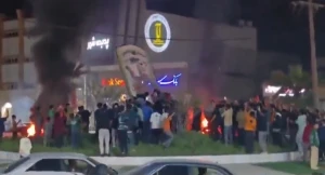 بالفيديو.. إيرانيون يسقطون  تمثال خامنئي وسط ميدان عام في محافظة فارس