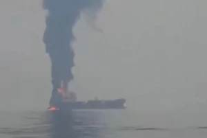 بالفيديو..  استهداف ناقلة نفط قبالة سواحل عُمان وإصابة 4 من أفراد طاقمها