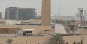 بالفيديو.. محيط السفارة الأمريكية في الرياض بعد تعرضها لهجوم بمسيّرتين إيرانيتين