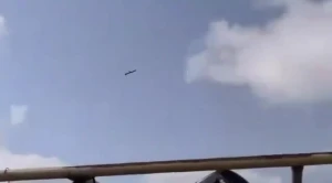 بالفيديو: صواريخ توماهوك الأمريكية تمر بسرعة بجانب طواقم سفن الشحن في مضيق هرمز متجهة إلى  إيران