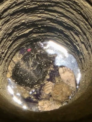 عالقة على مسافة 20 متراً.. سقوط طفلة سورية داخل بئر إرتوازي في ريف حلب - صورة main