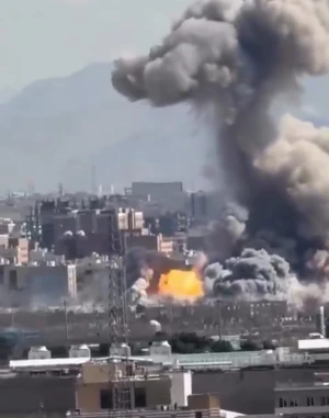 ‏بالفيديو: انفجارات ضخمة  بعد ضربات جوية أمريكية إسرائيلية على موقع سري لتصنيع الصواريخ في  إيران