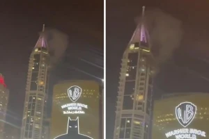 فيديو يوثق تصاعد الدخان من برج «مارينا 23» في دبي بعد استهدافه بطائرات مسيرة إيرانية