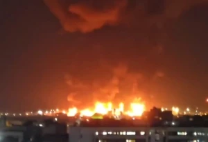 بالفيديو.. إسرائيل تقصف 30 خزانًا نفطيًا في إيران