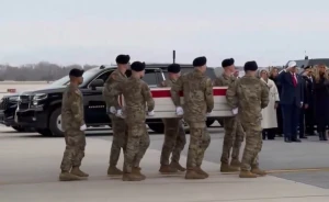 بالفيديو.. ترامب يستقبل جثامين 6 جنود أميركيين  قتلوا في الحرب على إيران