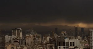 بالفيديو.. الغيوم السوداء تغطي سماء طهران بعد استهداف أمريكا وإسرائيل لمستودعات النفط