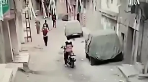 مصر.. بالفيديو.. رجل يمزق جسد زوجته بساطور وسط الشارع في نهار رمضان