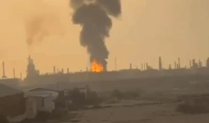 فيديو يوثق لحظة استــهداف مصفاة  نفطية في البحرين بعد عدوان إيراني بطائرات مسيرة