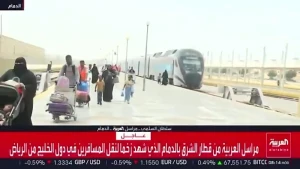 بالفيديو.. إقبال كثيف على قطار الشرق بالدمام لنقل مواطني دول الخليج إلى أقرب المنافذ البرية بعد إغلاق الأجواء الجوية main
