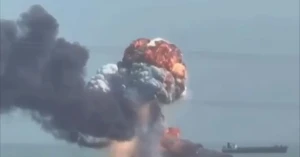 بالفيديو.. لحظة قصف 3 سفن إيرانية في ميناء بندر عباس وإغراقها في المياه main