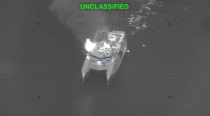 القيادة المركزية الأمريكية تنشر فيديو لغارات جوية تدمر زوارق إيرانية لزرع الألغام في مضيق هرمز