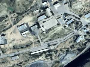 صور أقمار صناعية تكشف حجم الأضرار التي أصابت قاعدة خورغو الإيرانية بعد غارة أمريكية إسرائيلية