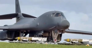 بالفيديو.. لحظة تعبئة قاذفة القنابل B1 لانسر بالصواريخ داخل قاعدة بريطانية قبل انطلاقها لقصف إيران!