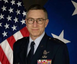 اختفاء لواء أمريكي كان قائدا لقاعدة جوية ارتبطت بأساطير الأجسام الطائرة!