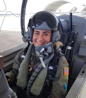 أول صورة لمساعدة قائد طائرة التزود بالوقود الأمريكية التي لقيت مصرعها بعد تحطم الطائرة في العراق