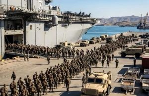 صورة توثّق حشدًا كبيرًا من جنود مشاة البحرية الأمريكية أثناء صعودهم إلى سفن برمائية متجهة إلى الشرق الأوسط