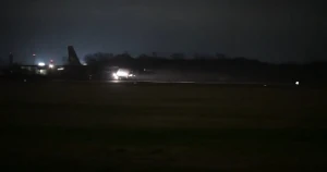 فيديو يوثق لحظة إقلاع قاذفة B-52 الأمريكية في مهمة ليلية ضمن عملية "الغضب الملحمي" ضد إيران