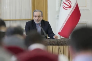 في محاولة للتهرب من دفع التعويضات التي قد تتجاوز 500 مليار دولار … وزير خارجية إيران يتهم واشنطن بصناعة مسيّرات تشبه مسيّرات بلاده لاستهداف دول الخليج