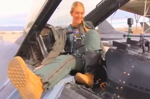 بالفيديو.. طيارتان أمريكيتان تقودان مقاتلة F‑16 وتنفذان مهمة دقيقة حتى إصابة الهدف