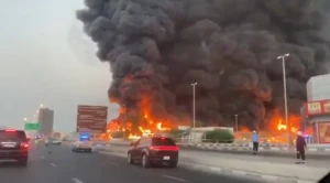 بالفديو.. مسيرة إيرانية تستهدف خزانات وقود قرب مطار دبي واندلاع حرائق ضخمة