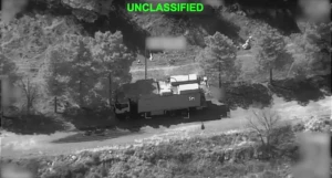 بالفيديو: لحظة استهداف سلاح الجو الأمريكي لمنصات صواريخ إيرانية أثناء محاولة إخفائها