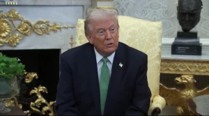 "ماكرون سيغادر منصبه قريباً".. بالفيديو: أول تعليق من ترامب على رفض فرنسا الانضمام لقوة مهام مضيق هرمز