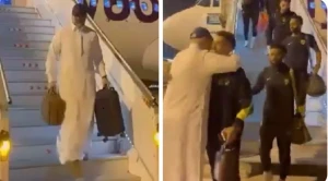 بالفيديو: تصرف غريب لرئيس الاتحاد يشعل السخرية.. سافر مع الفريق بنفس الطائرة وعند الوصول استقبل اللاعبين !