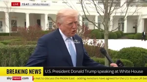 "لسنا بحاجة إليه".. بالفيديو: ترامب يرد على سؤال بشأن إعادة فتح مضيق هرمز