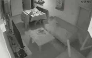 بالفيديو.. ردة فعل مسنة إسرائيلية لحظة سقوط الصاروخ الإيراني وتحطم نافذة منزلها في ديمونا