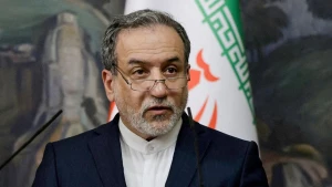 وزير الخارجية الإيراني: مضيق هرمز ليس مغلقاً