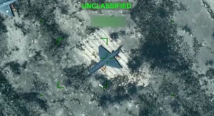 القيادة الأمريكية تنشر فيديو جديد يوثق لحظة قصف وتدمير طائرات مسيّرة إيرانية