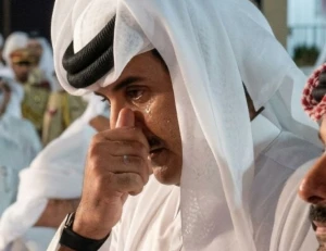 بالصور: بكاء أمير قطر أثناء دفن جثامين العسكريين الذين تحطمت طائرتهم