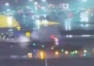 بالفيديو.. لحظة اصطدام طائرة كندية بشاحنة إطفاء في مطار لاغوارديا بنيويورك.. ومصرع الطيار ومساعده وإصابة 41 راكبًا