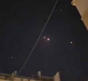 بالفيديو.. موجة صواريخ إيرانية جديدة تضرب تل أبيب وصفارات الإنذار في المدينة