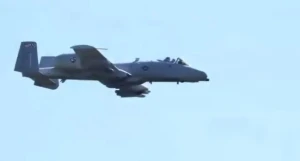 فيديو قريب للطائرة الأمريكية (الخنزير البري A10) التي استهدفت الحشد الشعبي العراقي في بغداد