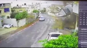 السيارة طارت في الهواء.. فيديو يوثق لحظة إصابة صاروخ إيراني مركبة متوقفة في منطقة كفر قاسم الإسرائيلية