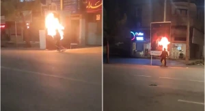 فيديو يوثق إحراق صور لخامنئي في غناباد شرق إيران