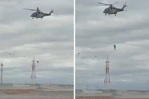 بطائرة هليكوبتر.. بالفيديو.. لحظة إنقاذ أشخاص علقوا داخل مركبة وسط السيول في سلطنة عمان