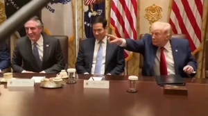 فيديو طريف لطريقة "ترامب" في اختيار المراسلين للرد على أسئلتهم