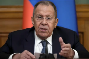 وزير الخارجية الروسي : نحن نزود إيران بالمعدات العسكرية لا بالمعلومات الاستخباراتية