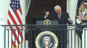 بالفيديو: ترامب يؤدي رقصته الشهيرة من شرفة البيت الأبيض