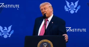 بالفيديو.. ترامب يفاجئ الصحفيين: اسألوني عن أي شيء تريدونه يخطر ببالكم حتى لو كان عن الجنس