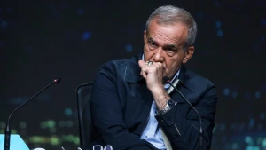 انقسام عميق في القيادة الإيرانية و"بيزشكيان" يحذر من انهيار اقتصادي خلال أسابيع