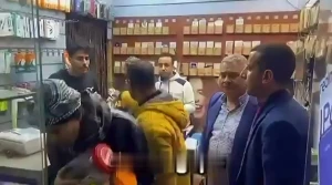 بسبب عدم إغلاق المحل الساعة 9 مساء .. بالفيديو.. مسؤول مصري يداهم محل جوالات في حلوان ويصادر كامل البضاعة