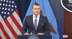 ترامب لا يخدع.. وزير الحرب الأمريكي يوجه تحذيراً شديد اللهجة إلى إيران