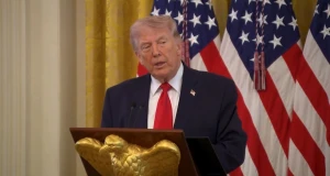 بالفيديو.. ترامب : الصوماليون يأتون إلينا  في مينيسوتا بلا مال ثم يشترون سيارات مرسيدس بنز.. وإلهان عمر التي تزوجت من أخيها محتالة ماهرة