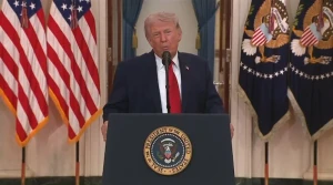 بالفيديو.. "ترامب" يسخر من ماكرون: زوجته تعامله بطريقة سيئة للغاية وهو لا يزال يحاول التعافي من لكمة قوية على ذقنه